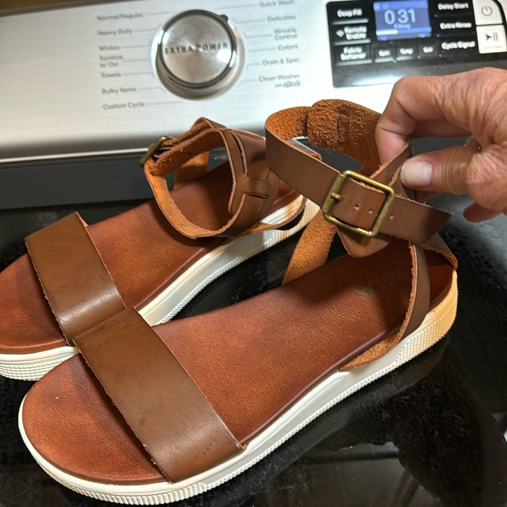 Women’s 7.5 Mia sandals gently worn lots of wear left